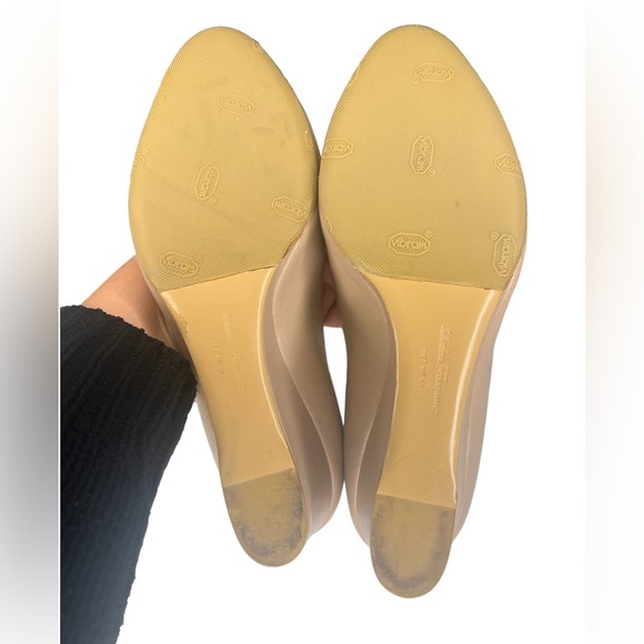 SALVATORE FERRAGAMO WOMENS PEEP TOE WEDGES LIGHT BEIGE SZ 9 - Picture 5 of 10